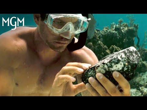 INTO THE BLUE (2005) | Jared Discovers A Mysterious Underwater Artifact | MGM