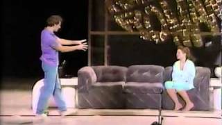 Скотт Бакула поет на сцене