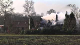 preview picture of video 'Grote uitslaande brand in boerderij met rieten kap in Beerzerveld'