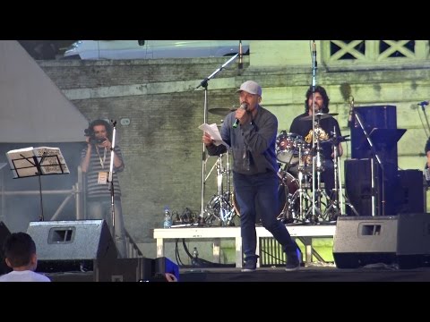 Santamaria canta l'inno 5 Stelle sulle note di Nun te areggae più di Rino Gaetano