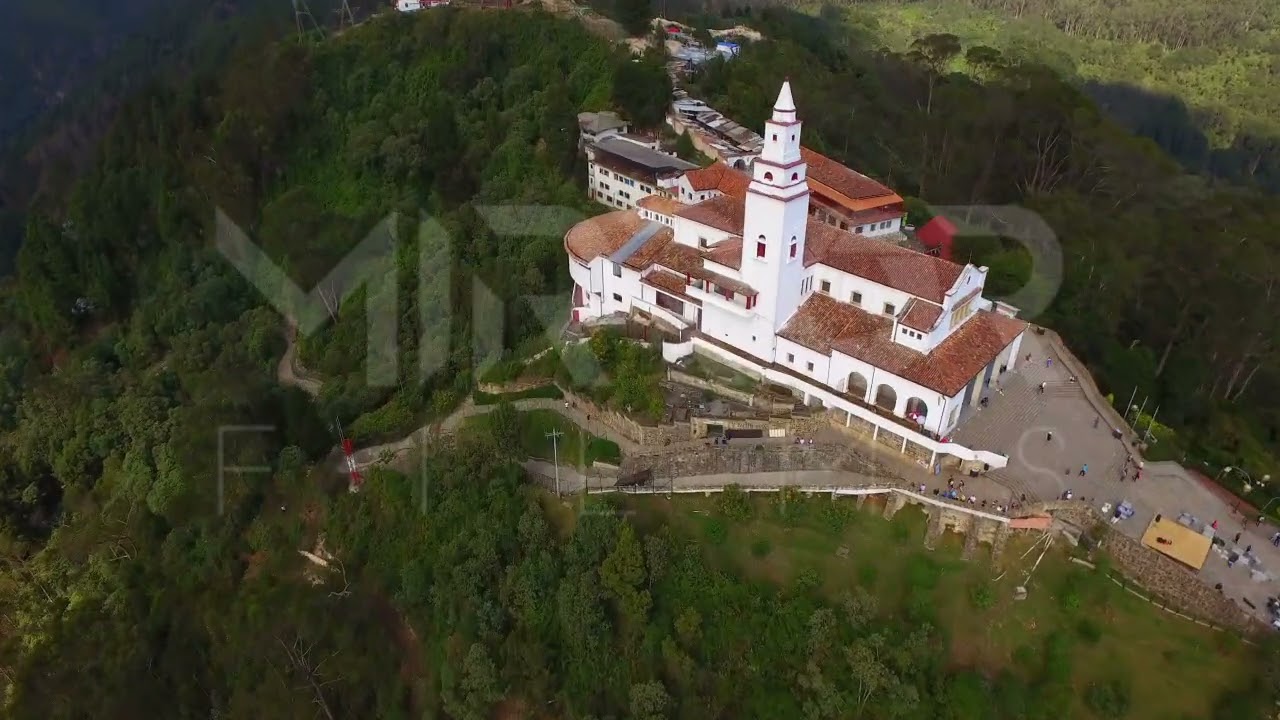 Iglesia sobre imponente montaña, Monserrate