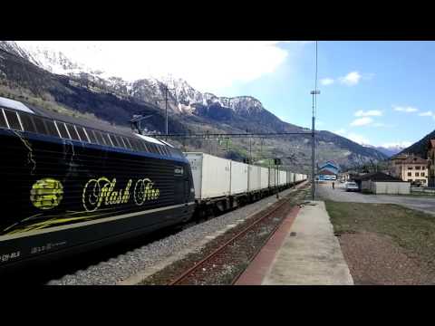 SBB Re 465-018 CON MERCI FRIGO IN TRANSITO A AMBRI PIOTTA.(CH) 25 - 4 - 2016.