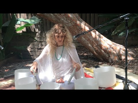Doe Paoro - Live Gayatri Mantra with Singing Bowls