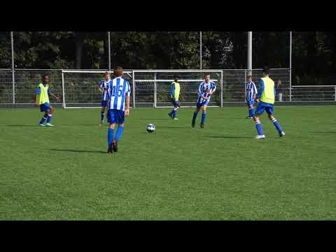 Eerste voetbal competitie wedstrijd in JO15