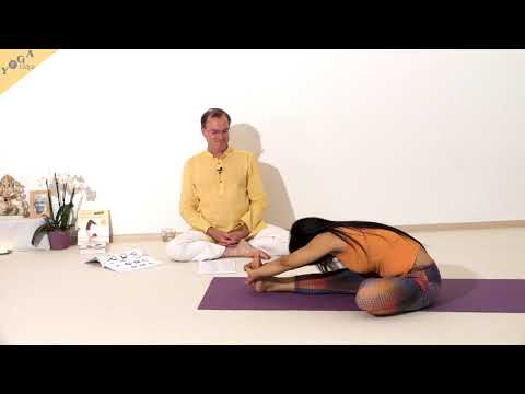 Einbeinige sitzende Vorwärtsbeuge im halben Lotus - Yoga Asana Lexikon