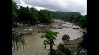 preview picture of video 'Pasca banjir bandang di Pameungpeuk Garut Jum'at 6 Mei 2011'