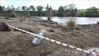 preview picture of video 'Moggill Ferry Aftermath - January 2011'