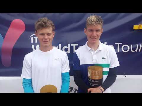 Vojtěch Petr a Jakub Nicod po zisku titulu ve čtyřhře | RPM Junior Říčany Open 2021