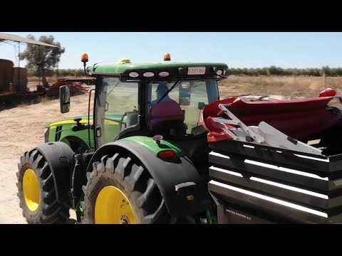 DCM S24 E fertiliser spreader