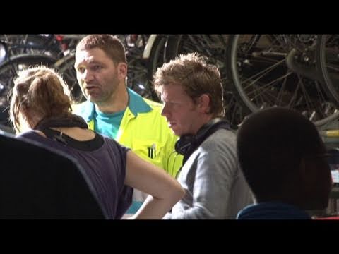 Filmopnames Theo Maassen in fietsenkelder