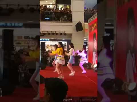 [FANCAM] 170422 Red Velvet RUSSIAN ROULETTE [cut] Kuala Lumpur @ Berjaya Time Square