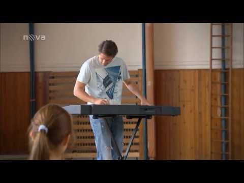 Hudební bitva Adama a Vojty v Gymplu