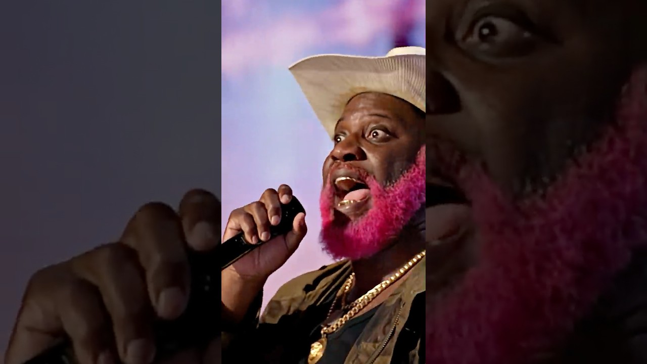 He got the crowd to sing along! thumbnail