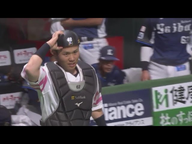 【3回表】ホークス・海野隆司 ベンチ前ギリギリのファウルフライをスライディングキャッチ!!  2024年5月18日 福岡ソフトバンクホークス 対 埼玉西武ライオンズ