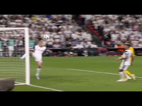 Micky van de Ven's heroic save 💪🏻 Big man big save. @TOT vs MUN @UEFA Europa final 2025 @Bilbao