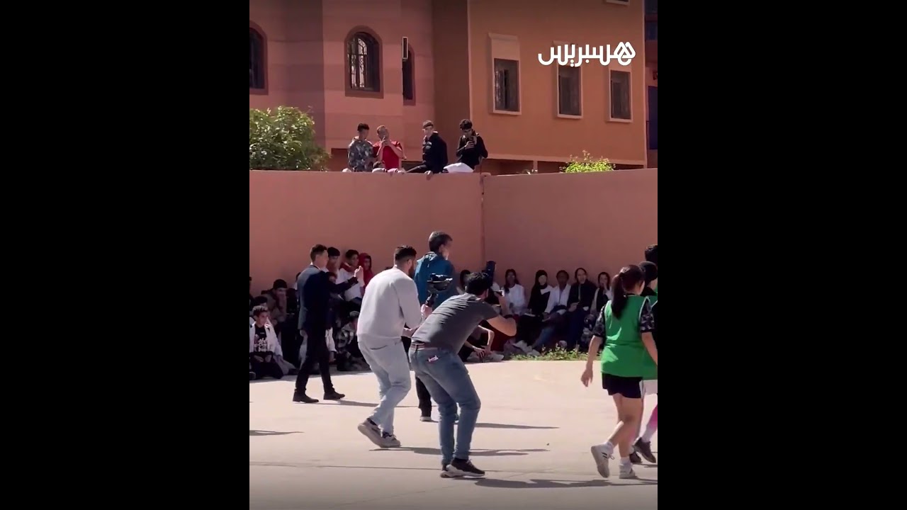 فينيسيوس يلعب الكرة رفقة أطفال إحدى المدارس بمدينة مراكش thumbnail