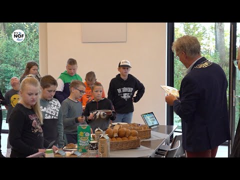 Burgemeester Brouwer ontbijt met kinderen van de Balkwar uit Kootstertille