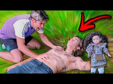 ENCONTRAMOS A MI AMIGO EN EL BOSQUE CON LA MUÑECA MALDITA !!!