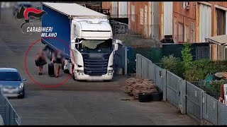 Milano, il momento dell'irruzione dei carabinieri nel capannone a Sesto San Giovanni dove la band...