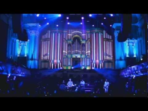 Crowded House - Don't Dream It's Over (live, Auckland Town Hall, 2010)