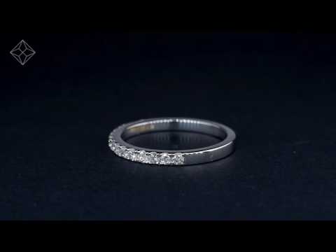 UT51 - 18K White Gold Roxy Diamond Wedding Band
