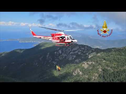 Elicottero Drago 71 dei vigili del fuoco durante soccorso su monte Capanne, Elba