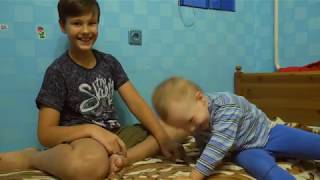 Дрессирую братца кролика!