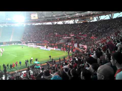 "Hinchada Roja Independiente - Huracan Final 2014 3er ascenso." Barra: La Barra del Rojo • Club: Independiente