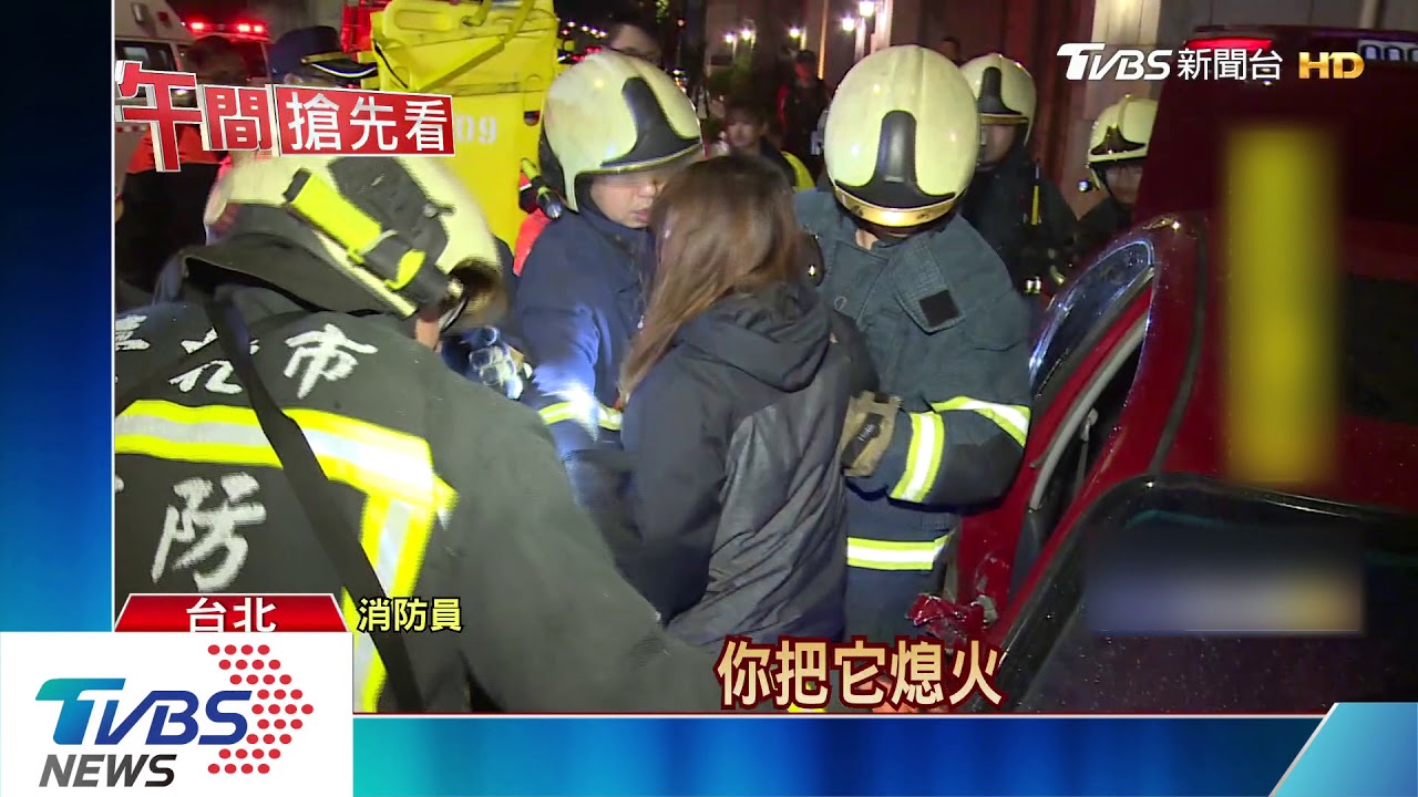 失控自撞車體變形 2人滿臉血脫困送醫
