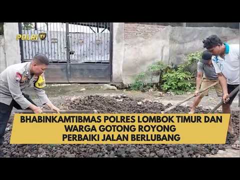 BHABINKAMTIBMAS POLRES LOMBOK TIMUR DAN WARGA GOTONG ROYONG PERBAIKI JALAN BERLUBANG