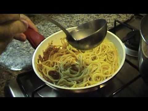 Spaghetti con pesto di pomodorini secchi (con olive, capperi, acciuga, mentuccia e prezzemolo)