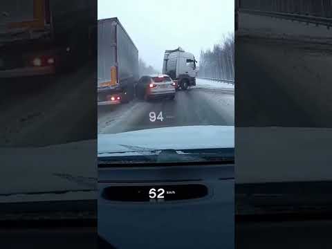 Ножницы на гололеде - водитель едва не врезался #trucker #дальнобой #лёд
