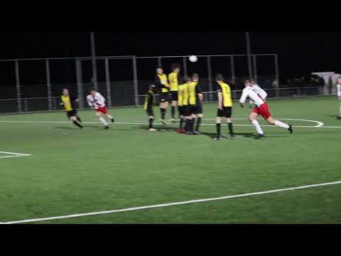 Lukas de Graaf (vv VIOD) scoort uit vrije trap tegen Vorden