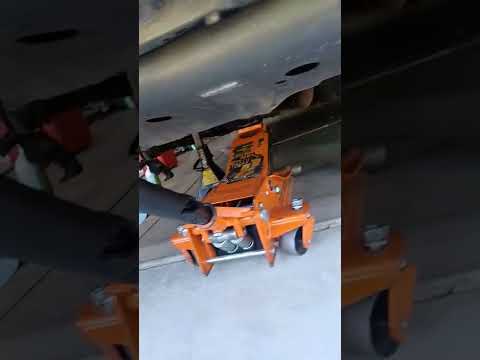 how to safely jack up the rear of car? 🚗 🚘 👨