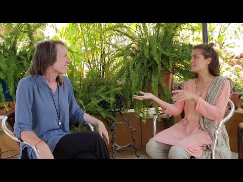 Een interview met Sanoja en Krishnabai over de 'Moojibaba's Dancing Joy' video