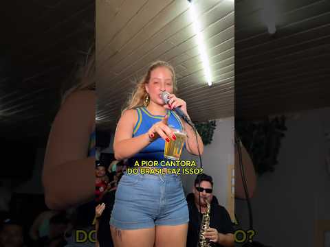 ALGUÉM AVISA Q A “PIOR CANTORA DO BRASIL” ENCHEU UM BARZINHO NO MEIO DA RUA DO NADA EM SANTANA/AP💚