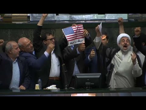L'IRAN brucia la bandiera USA