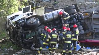 Cergowa - Tir pełen butelek wpadł do rzeki Jasiołka