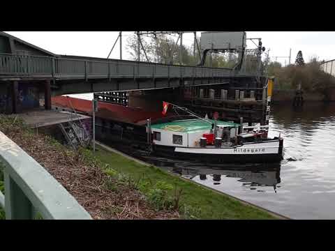 Binnenschiff Hildegard fährt unter Eisenbahnbrücke Oldenburg durch.