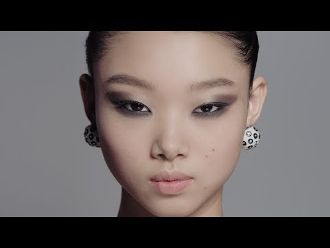 How to Get a Blurry Grey Look with the New Eye Collection – CHANEL Makeup Tutorials