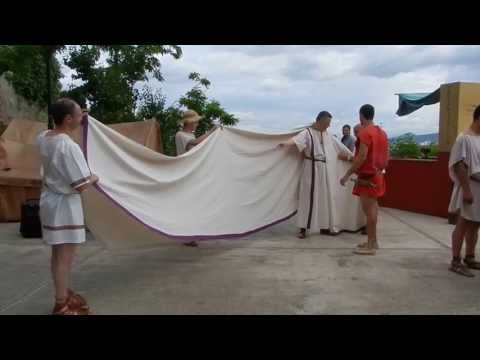 Colocando la toga al senador / How to drap a roman toga