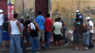 preview picture of video 'MUJERES PELEANDOSE EN LAS CALLES DE CHINANDEGA'