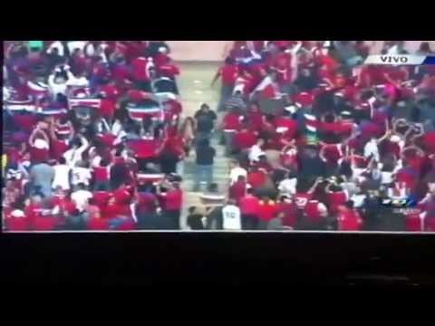 Aficionados Ticos le dan la espalda al himno de la  FIFA como protesta.