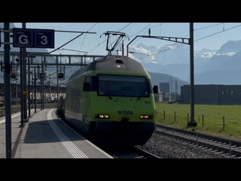 BLS Cargo Re 465 Durchfahrt in Schwyz mit Makro