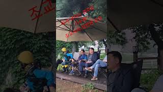 기수와 조교사의 상반된 모습, 비가 내리는 경주로