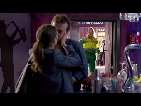 Trini ve a Juanjo y Elena besándose - Vive Cantando