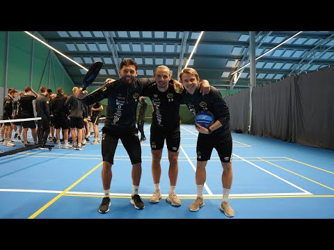 Organiserat kaos i tennishallen