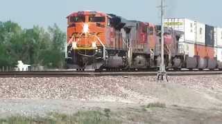 preview picture of video 'BNSF 3-train meet @ Allensworth [HD]'