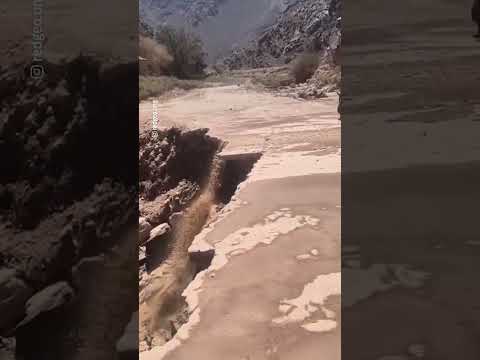 Socavón en tierra amarilla por activación de quebradas