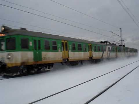 EN57 pędzi w zimowych klimatach ( Koleje Mazowieckie )